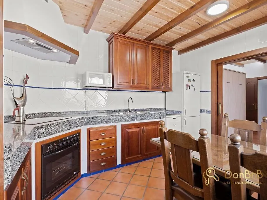 Casa Con 3 Habitaciones En El Tarajal Malaga