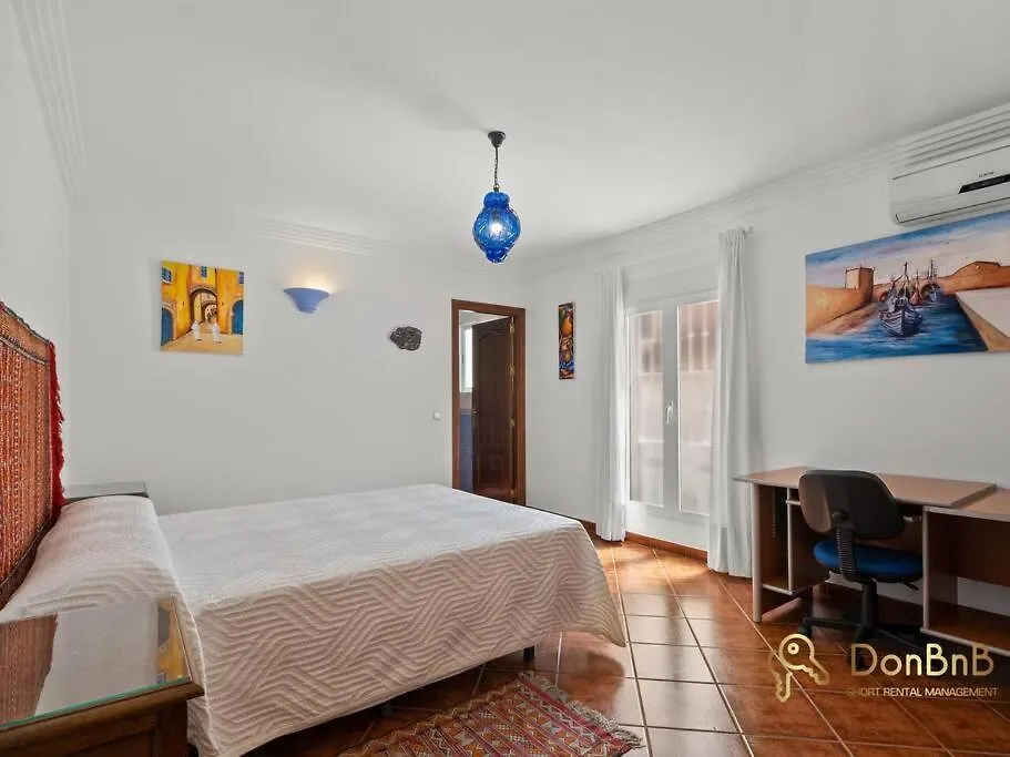 Casa Con 3 Habitaciones En El Tarajal Malaga